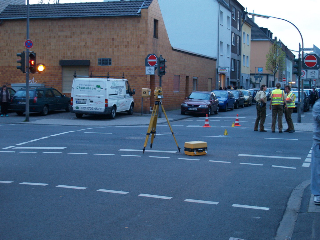 VU Fussgaenger angefahren schwer verletzt Koeln Gremberg Rolshoverstr P05.JPG